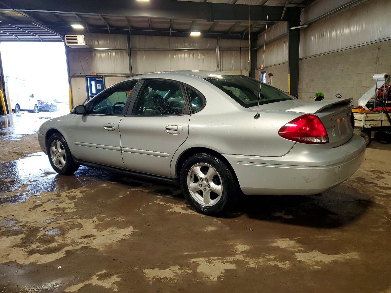 2004 FORD TAURUS SE photo 2