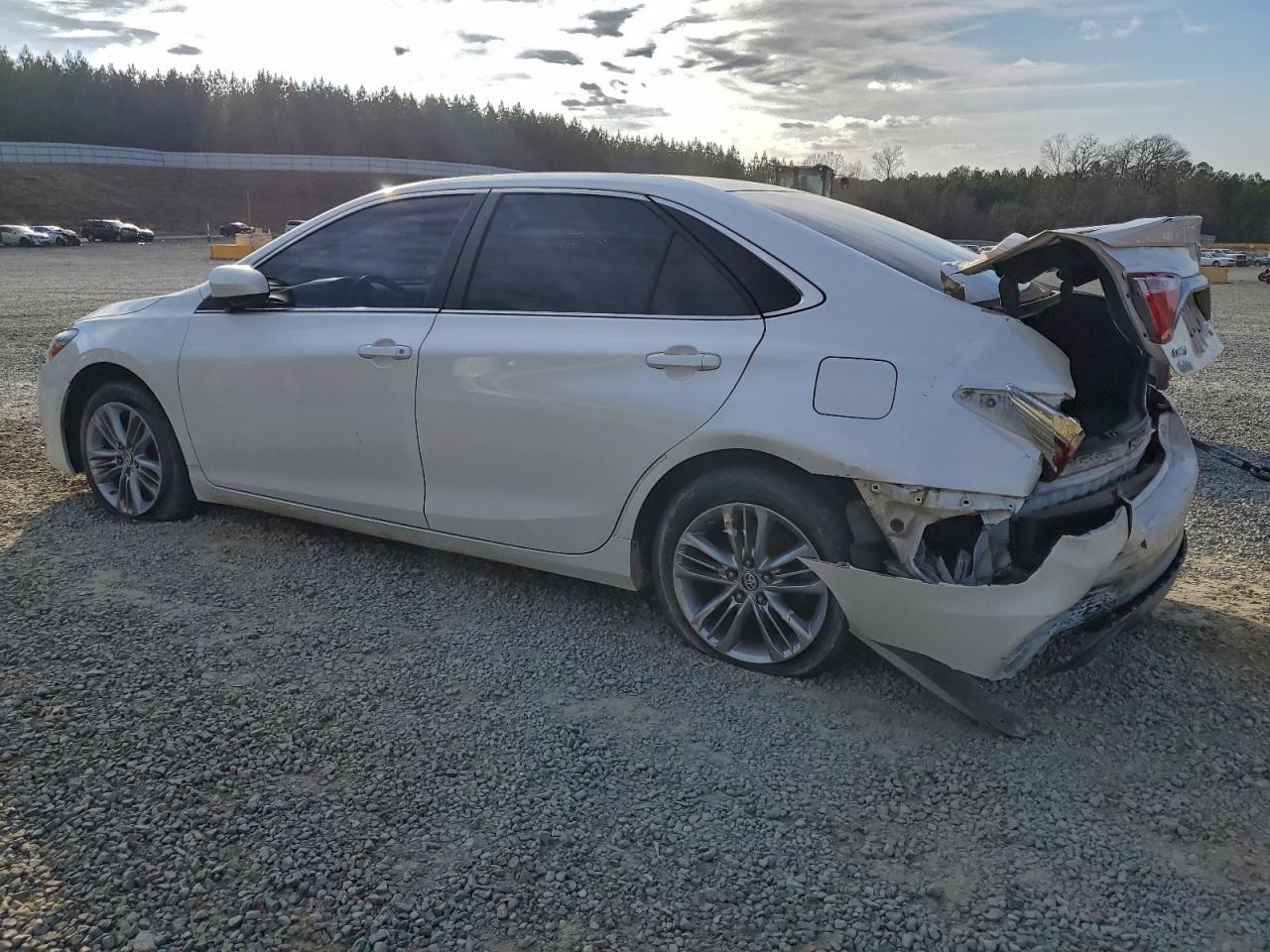 2015 TOYOTA CAMRY LE photo 2
