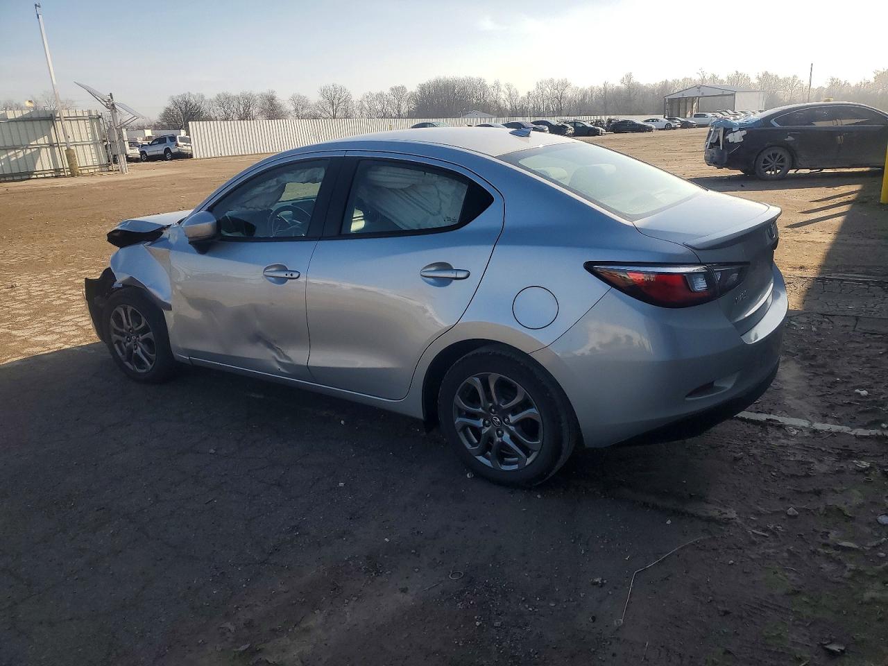 2019 TOYOTA YARIS L photo 2