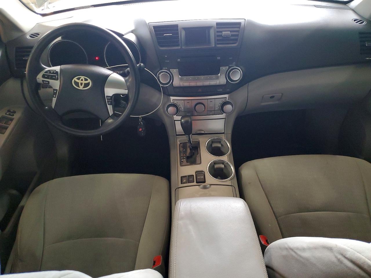 2012 TOYOTA HIGHLANDER BASE photo 8