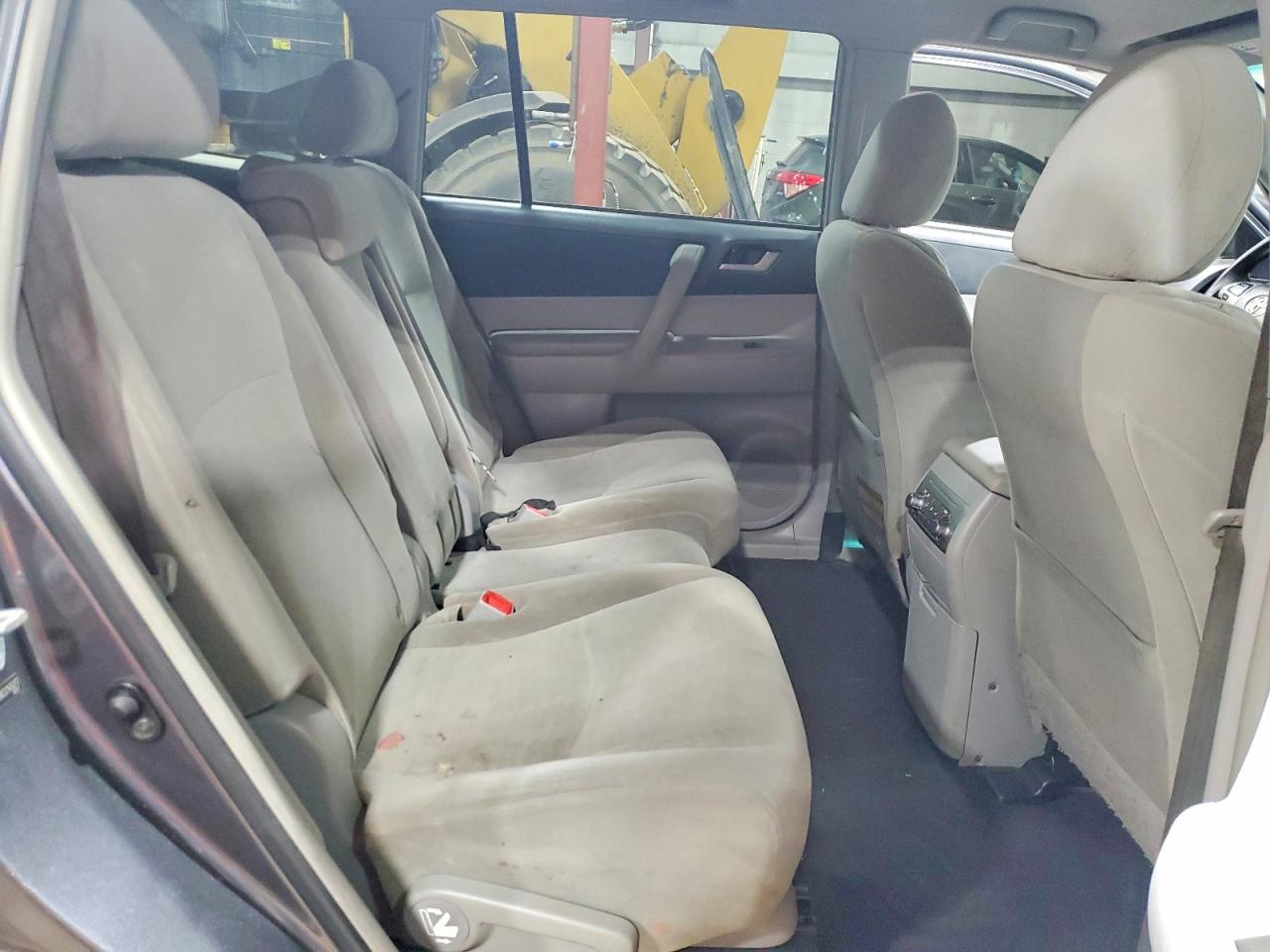 2012 TOYOTA HIGHLANDER BASE photo 11