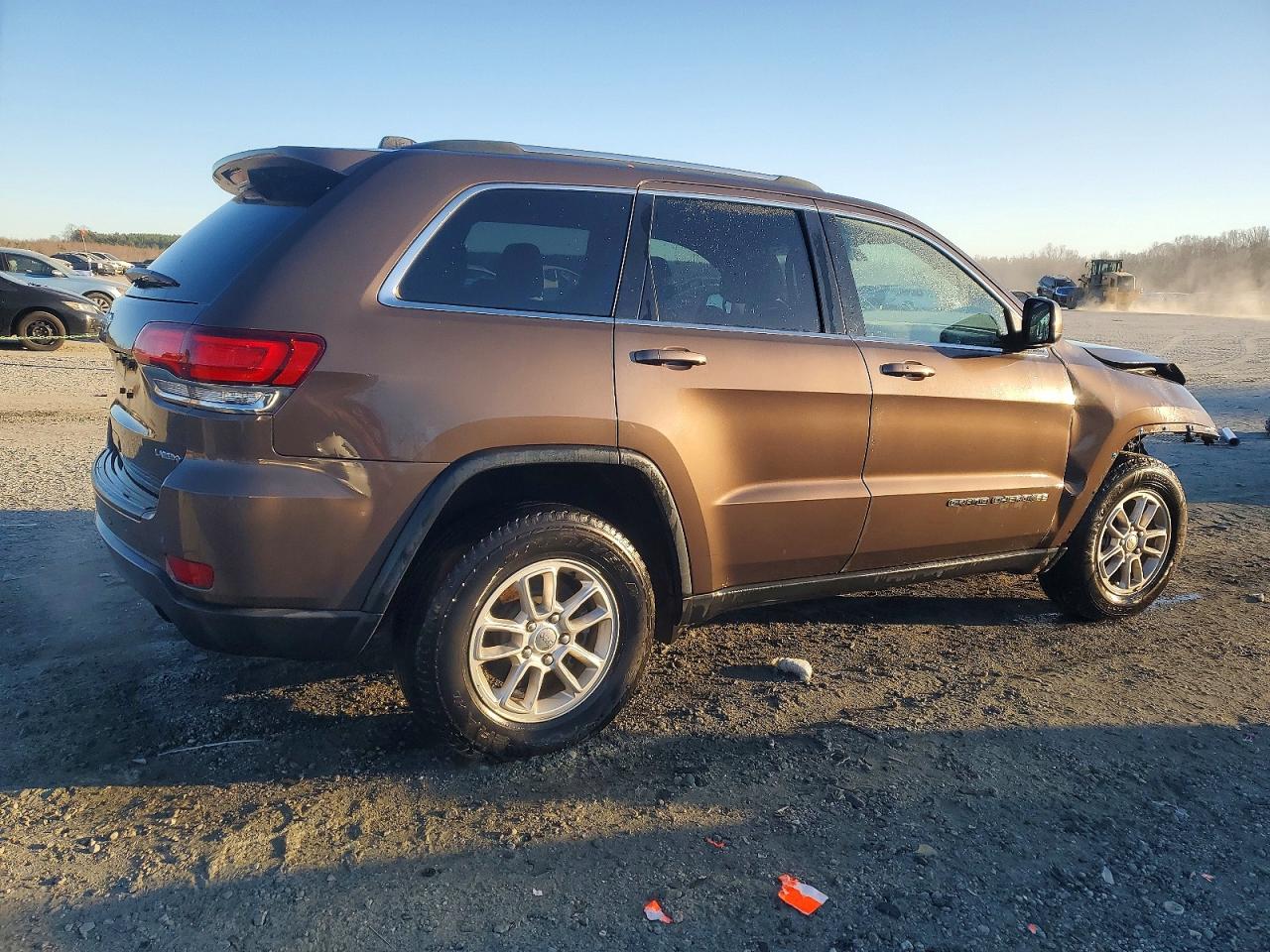 2020 JEEP GRAND CHEROKEE LAREDO photo 3