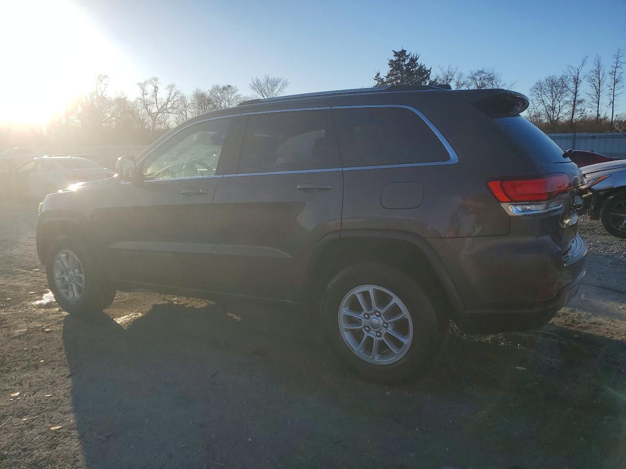 2020 JEEP GRAND CHEROKEE LAREDO photo 2