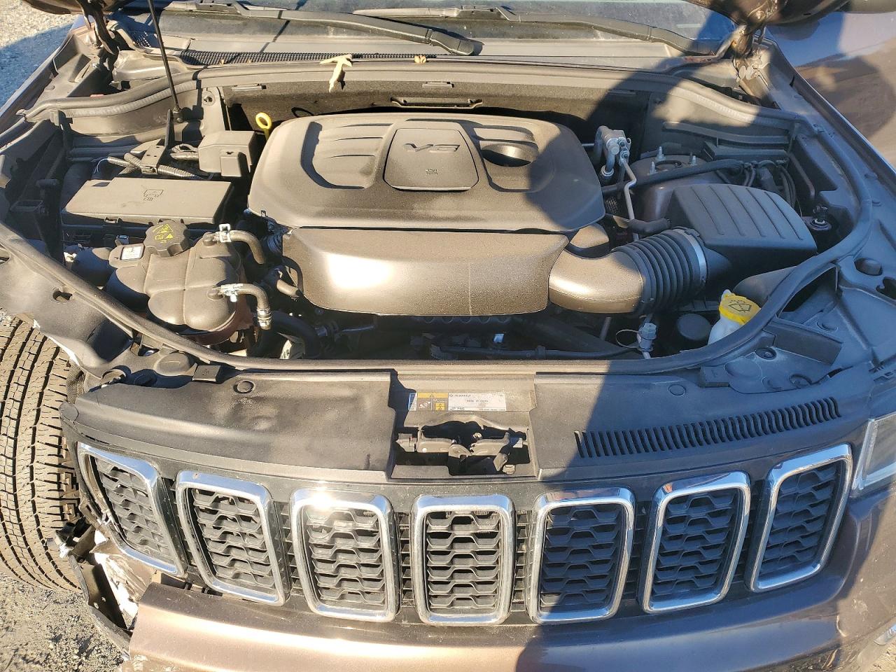 2020 JEEP GRAND CHEROKEE LAREDO photo 11