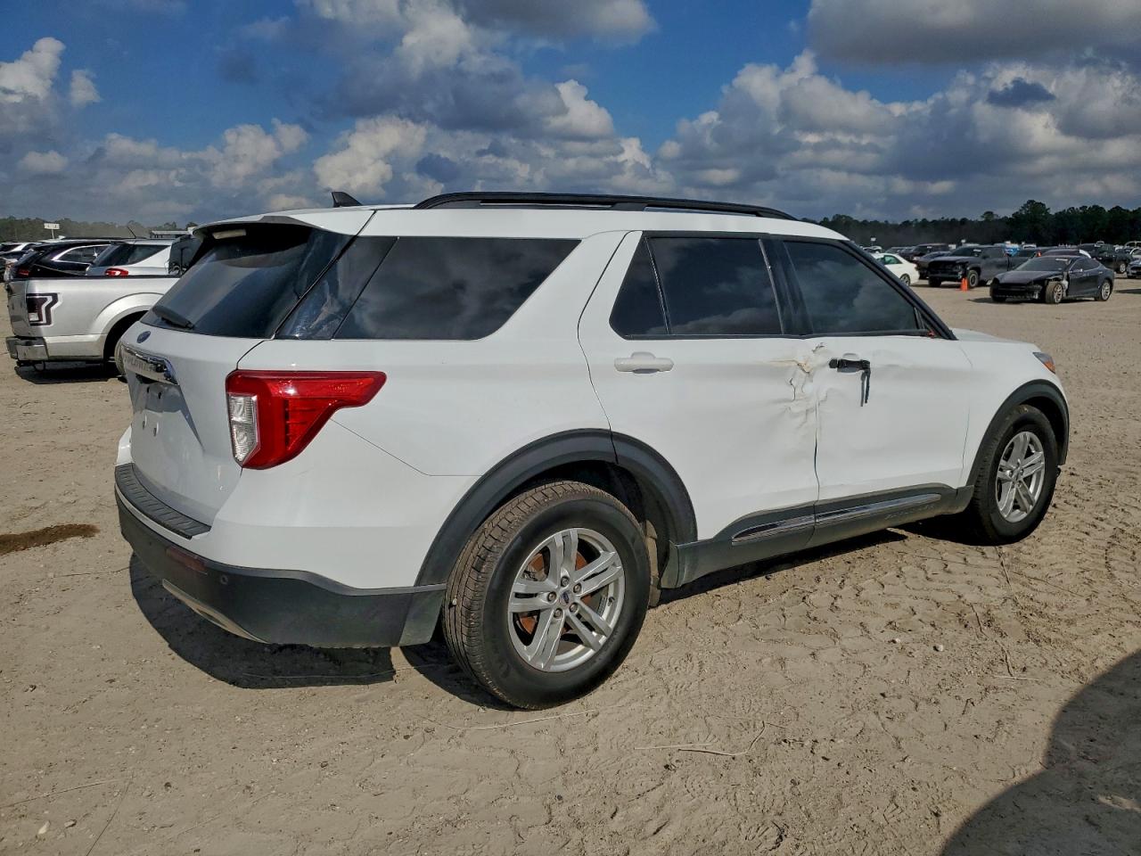 2021 FORD EXPLORER XLT photo 3
