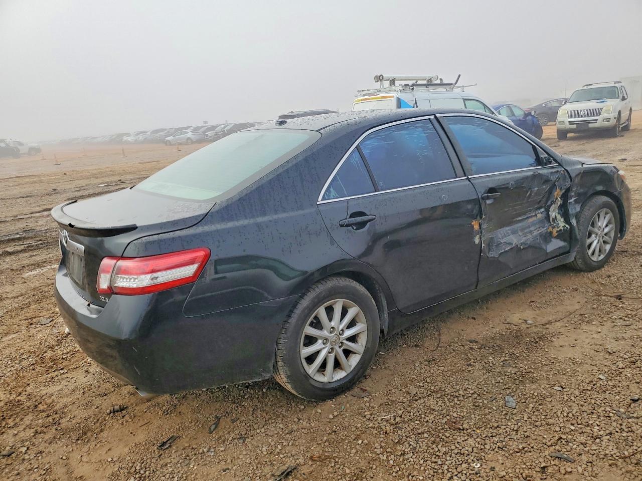 2011 TOYOTA CAMRY BASE photo 3