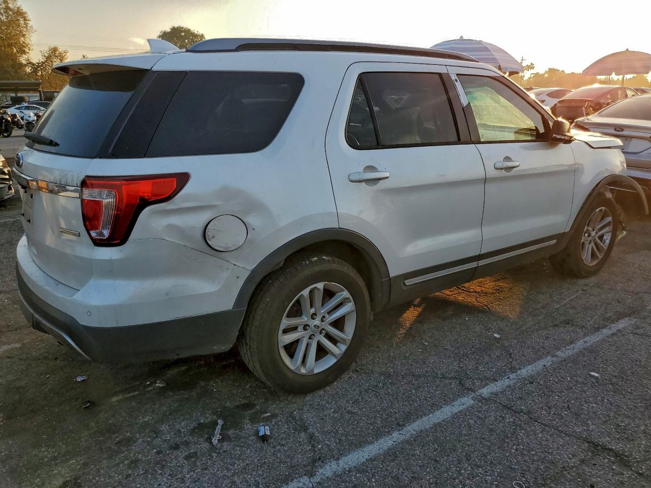 2016 FORD EXPLORER XLT photo 3