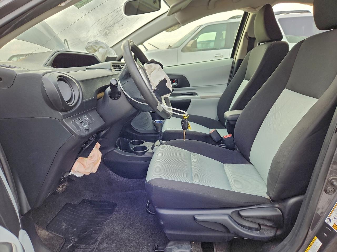 2014 TOYOTA PRIUS C photo 7