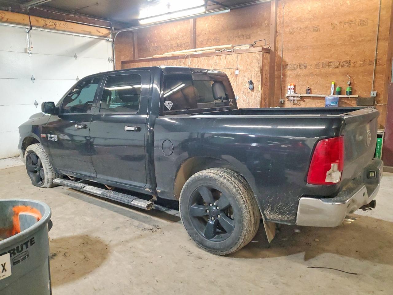2016 RAM 1500 SLT photo 2