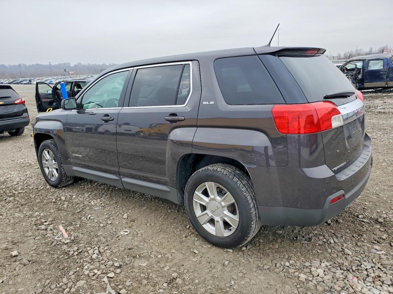2013 GMC TERRAIN SLE photo 2