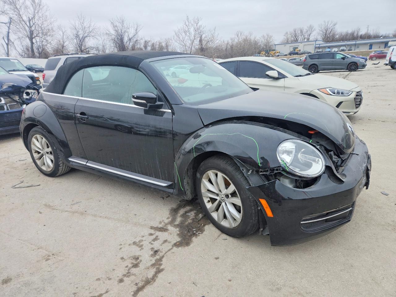 2013 VOLKSWAGEN BEETLE photo 4