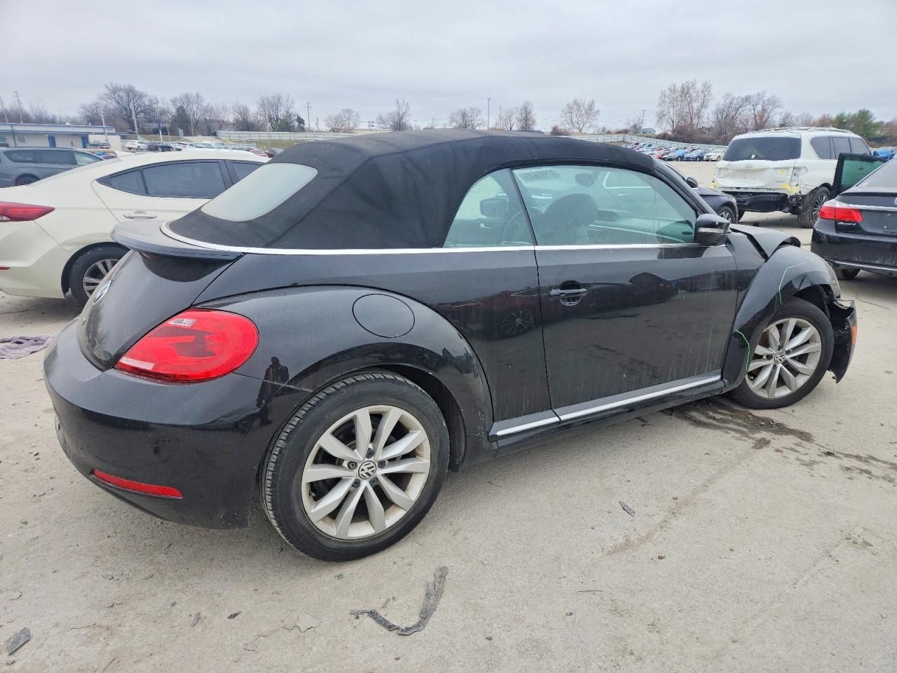 2013 VOLKSWAGEN BEETLE photo 3