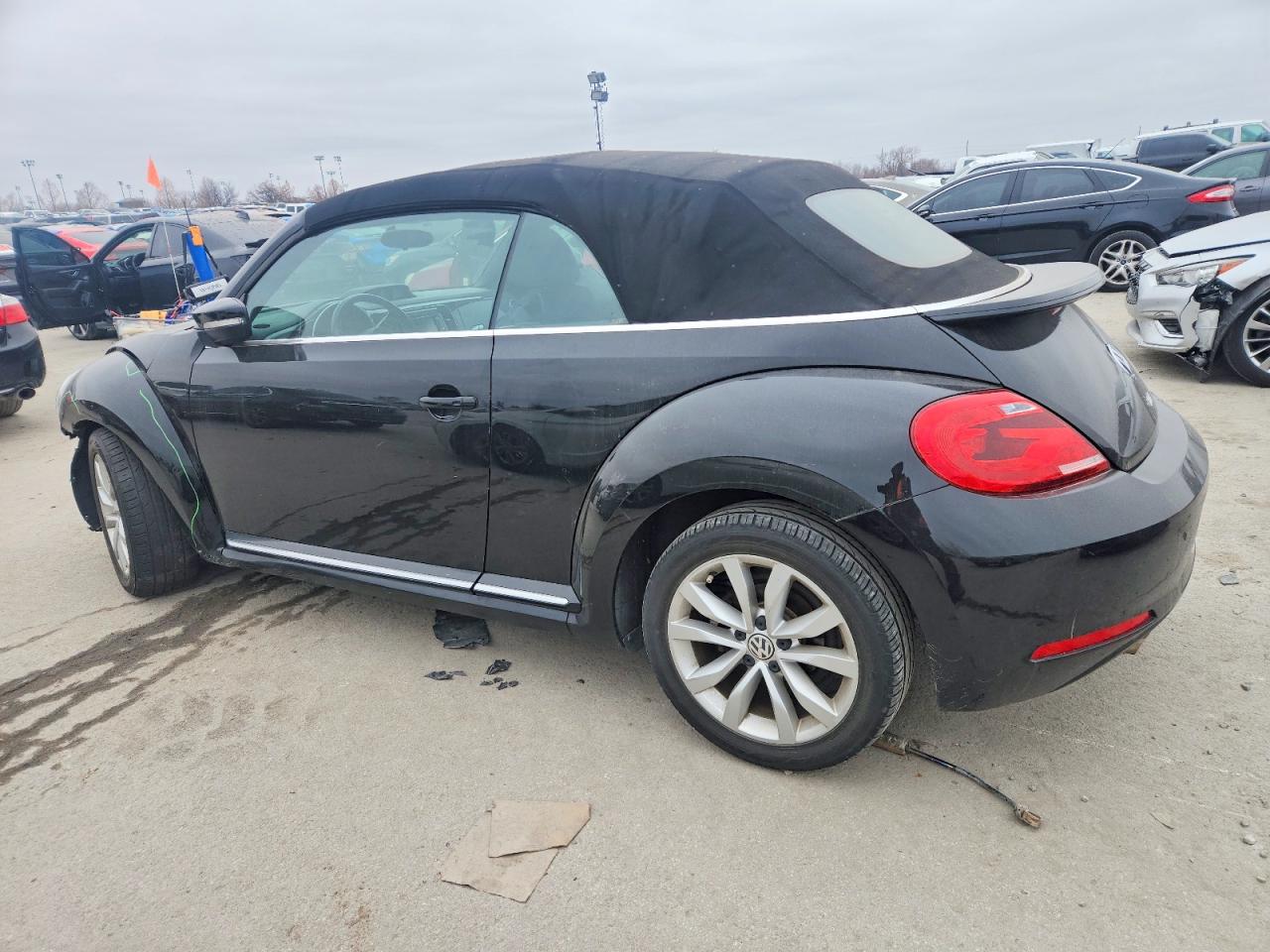 2013 VOLKSWAGEN BEETLE photo 2