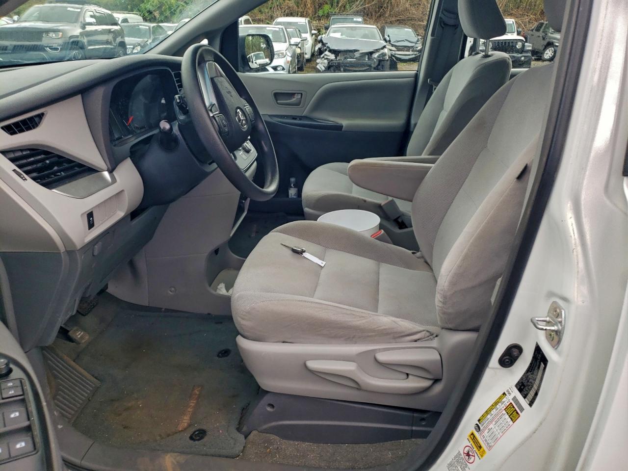 2017 TOYOTA SIENNA photo 7