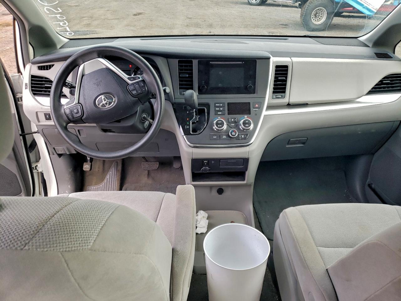 2017 TOYOTA SIENNA photo 8