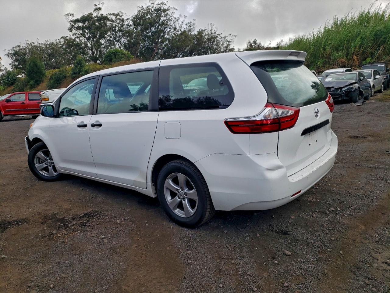 2017 TOYOTA SIENNA photo 2
