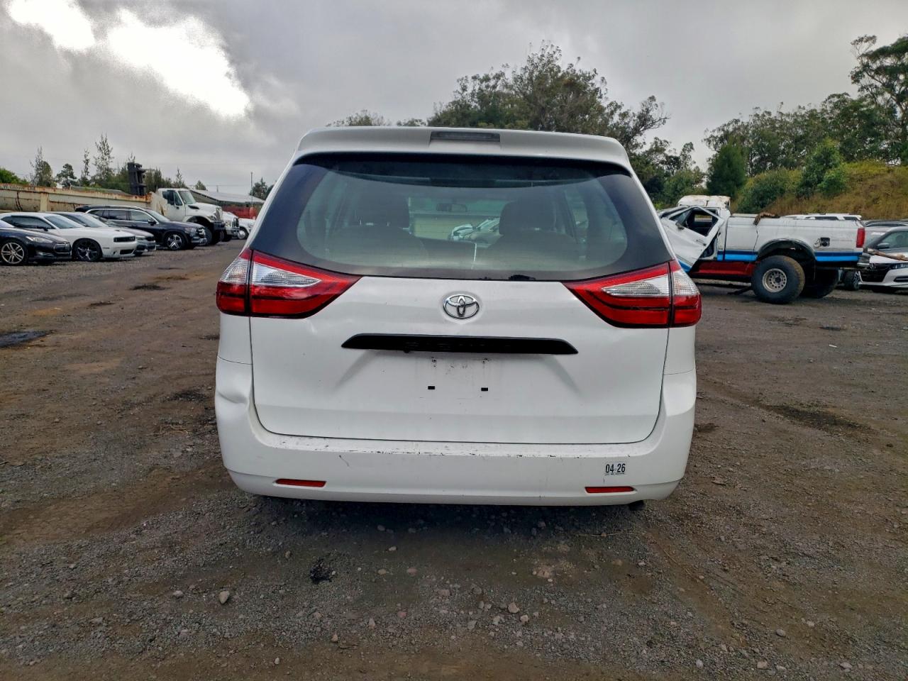 2017 TOYOTA SIENNA photo 6