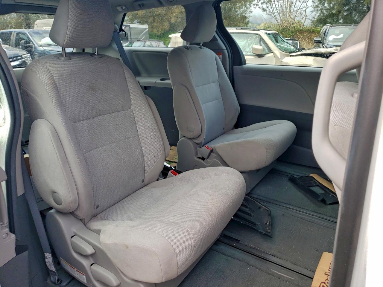 2017 TOYOTA SIENNA photo 11