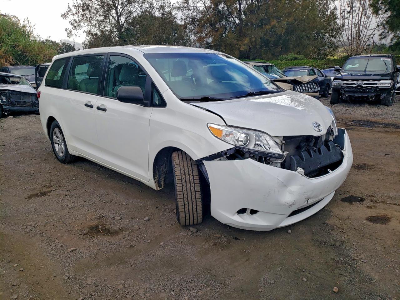 2017 TOYOTA SIENNA photo 4