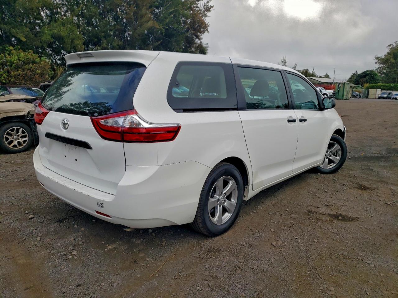 2017 TOYOTA SIENNA photo 3