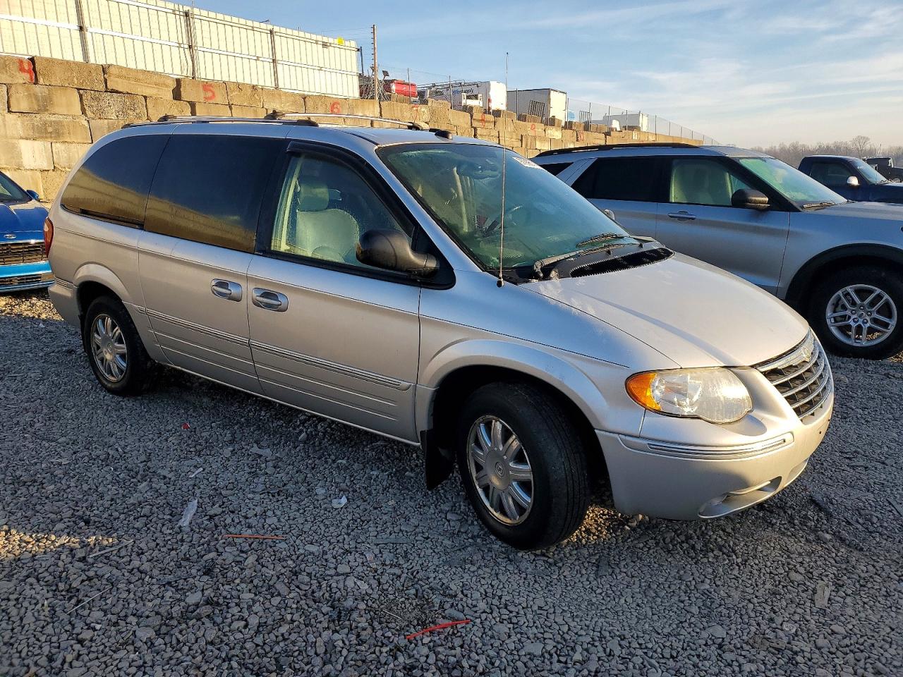 2005 CHRYSLER TOWN & COUNTRY LIMITED photo 4