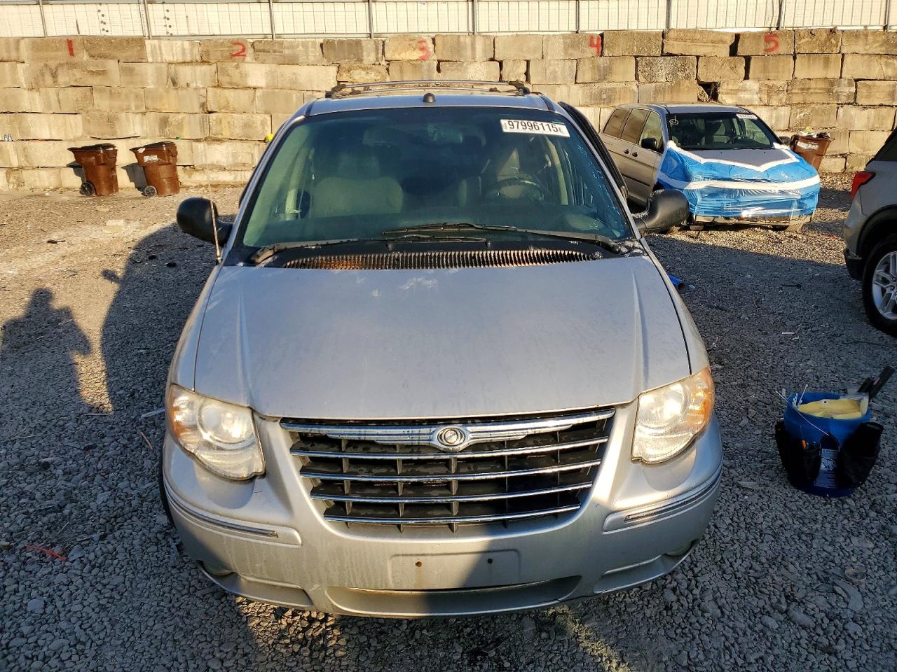 2005 CHRYSLER TOWN & COUNTRY LIMITED photo 5