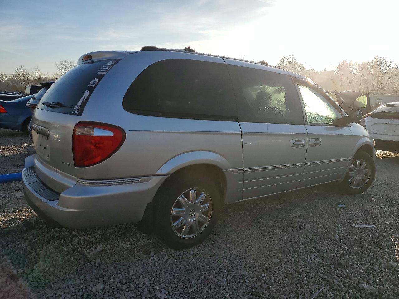 2005 CHRYSLER TOWN & COUNTRY LIMITED photo 3