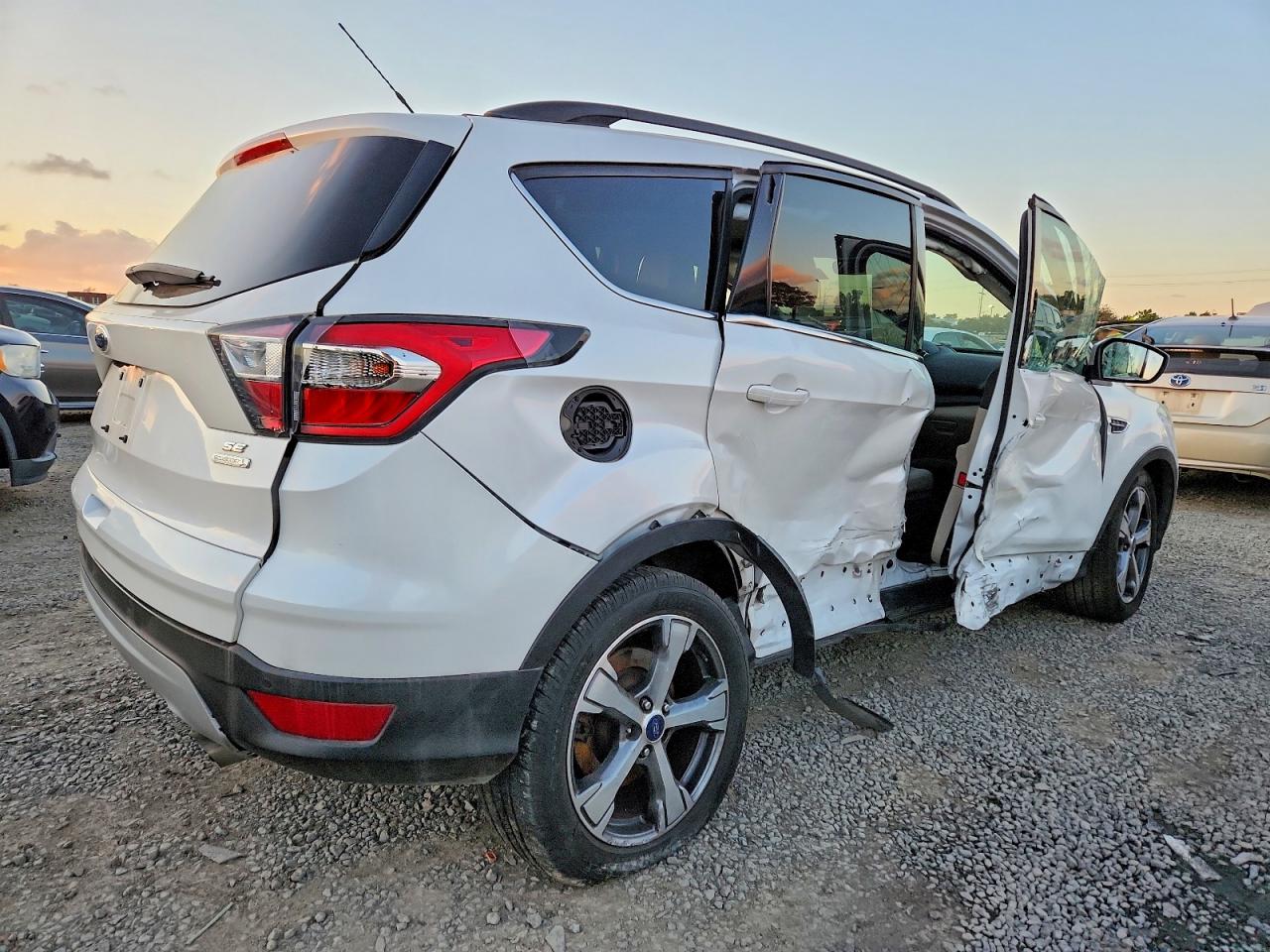 2017 FORD ESCAPE SE photo 3
