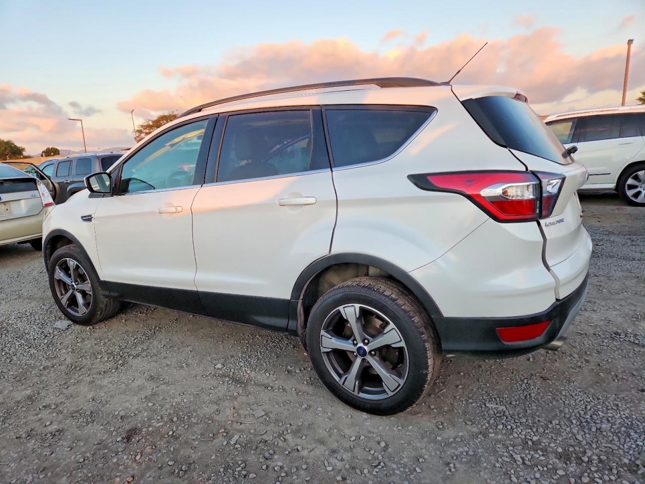 2017 FORD ESCAPE SE photo 2