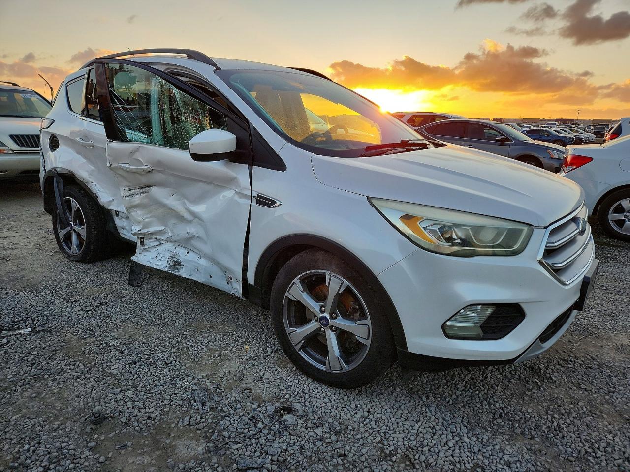 2017 FORD ESCAPE SE photo 4