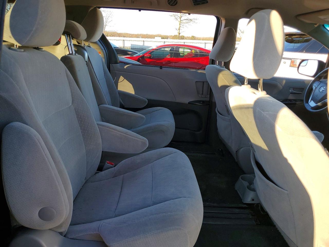 2017 TOYOTA SIENNA LE photo 11
