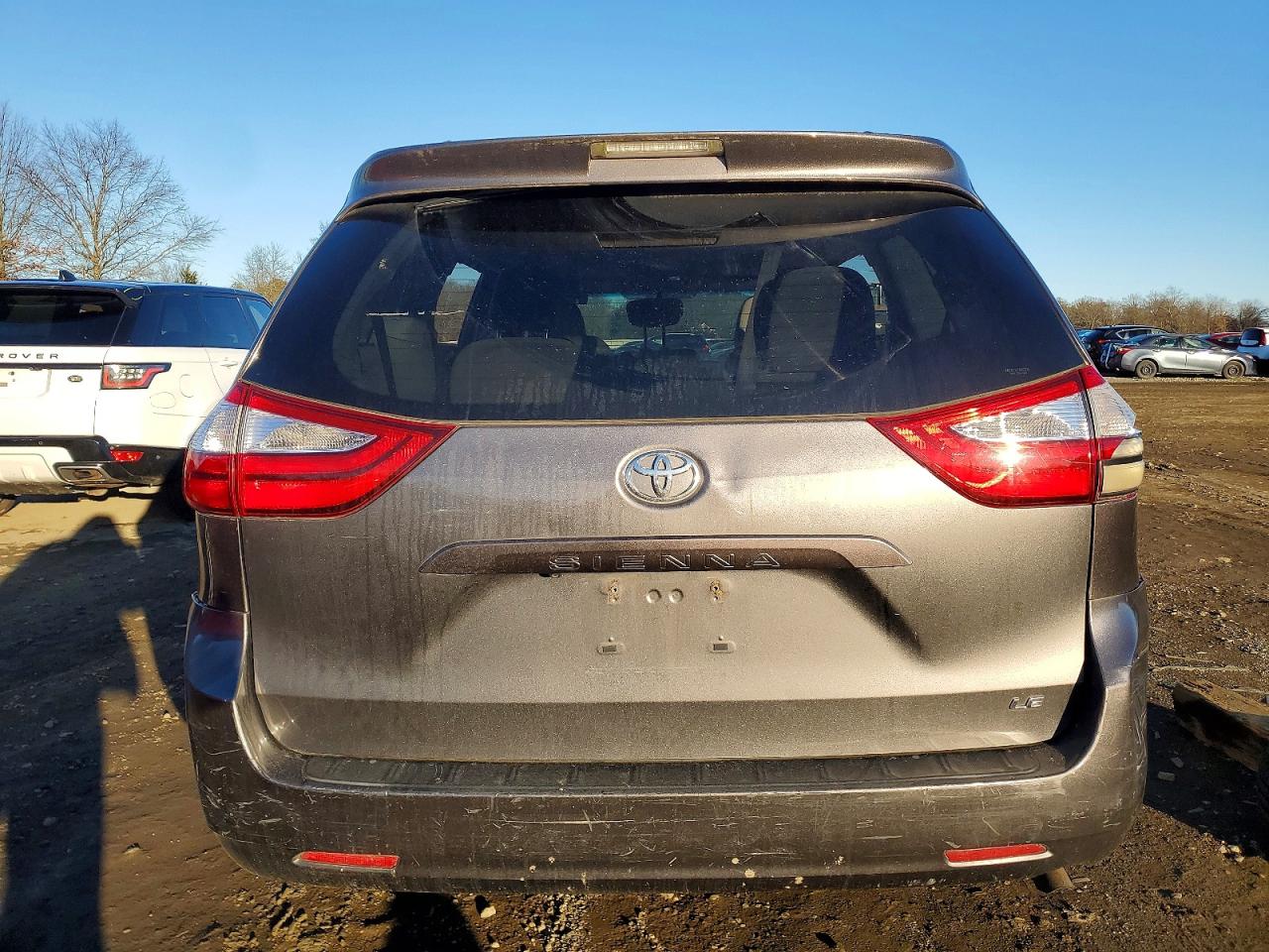 2017 TOYOTA SIENNA LE photo 6