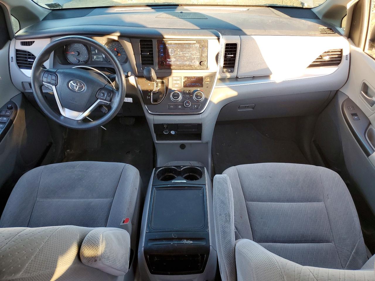 2017 TOYOTA SIENNA LE photo 8