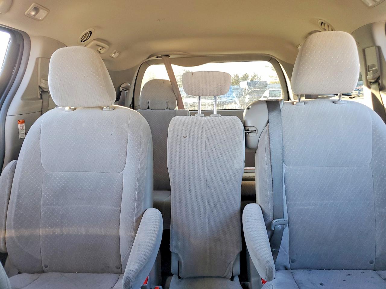 2017 TOYOTA SIENNA LE photo 10