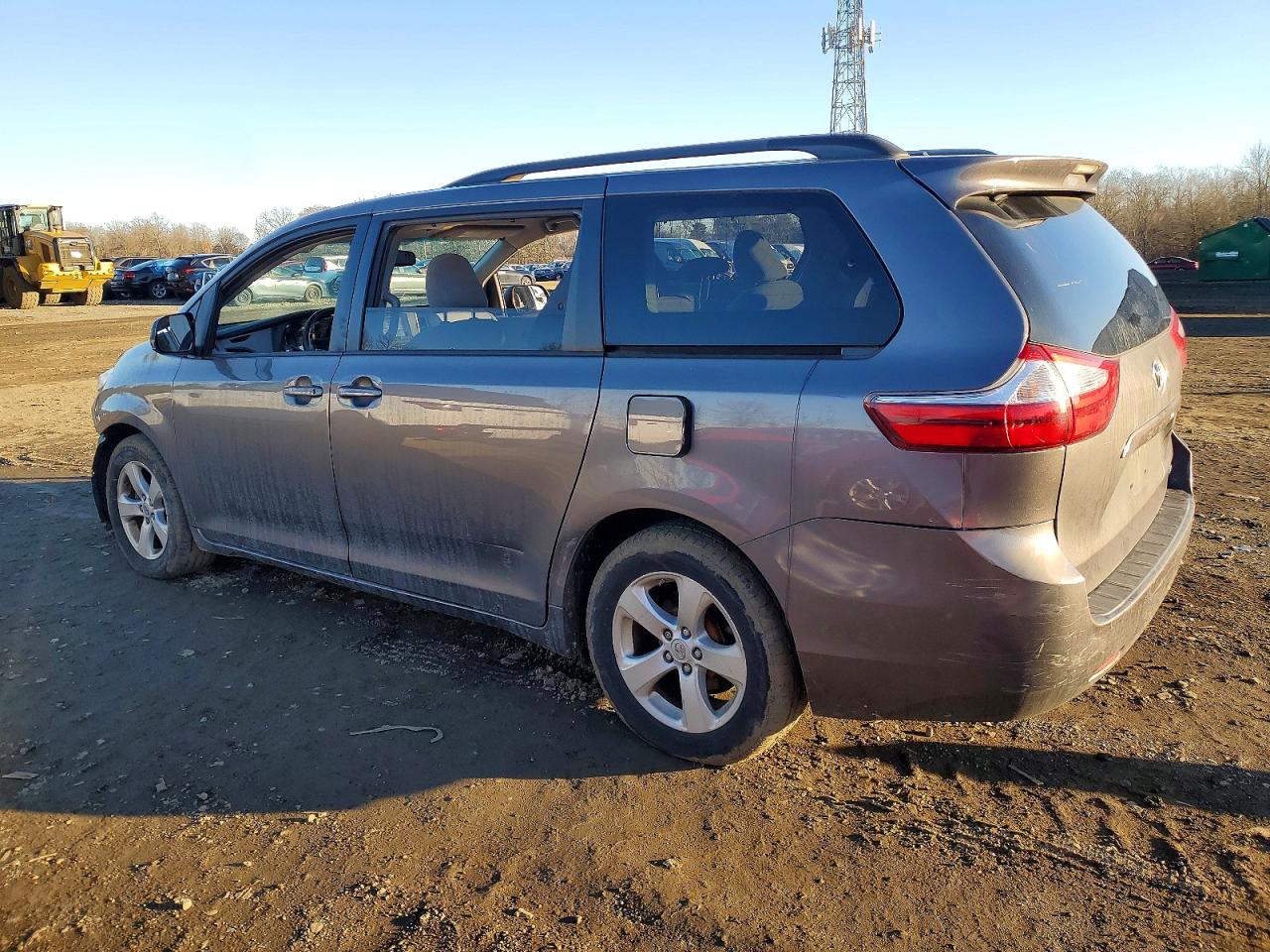 2017 TOYOTA SIENNA LE photo 2