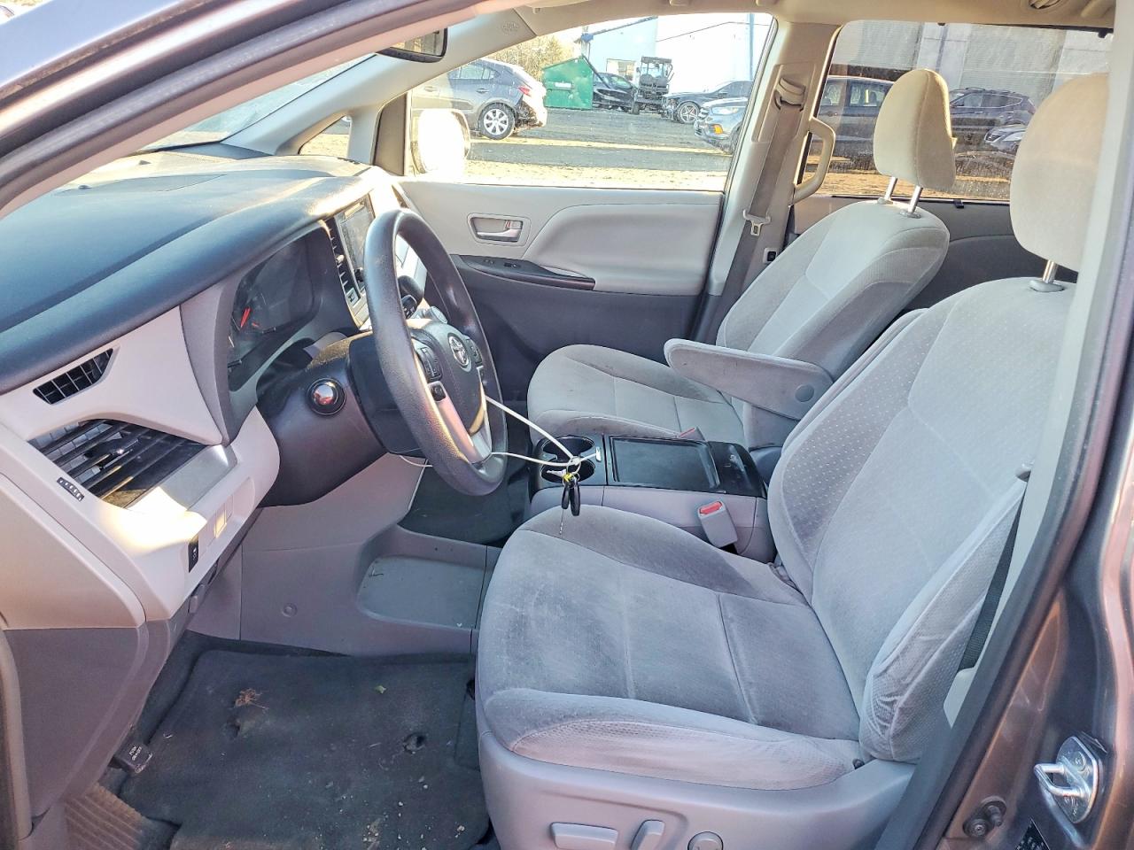 2017 TOYOTA SIENNA LE photo 7