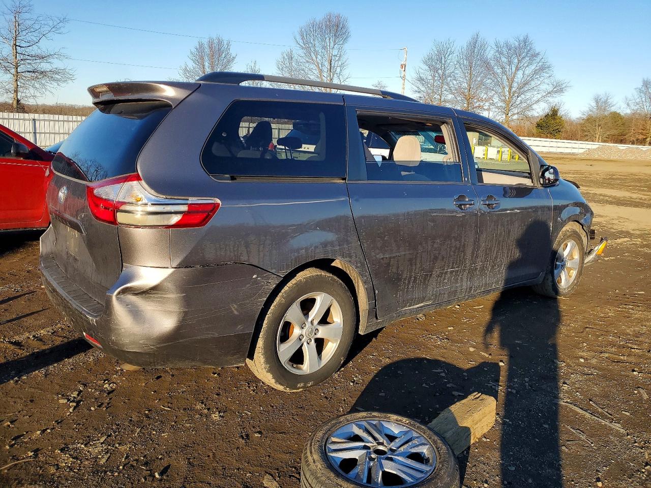 2017 TOYOTA SIENNA LE photo 3