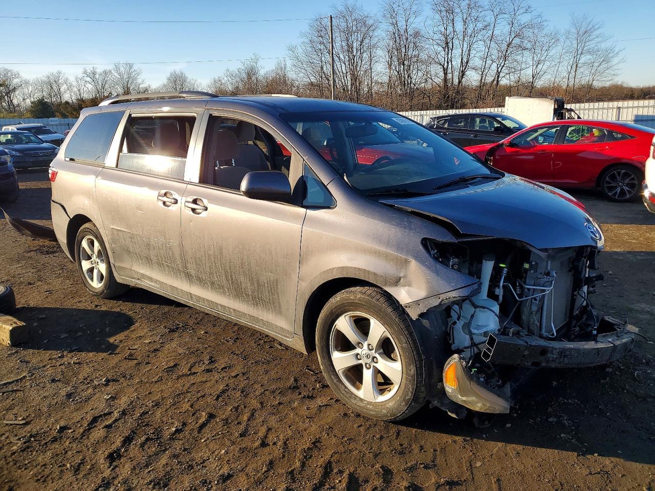 2017 TOYOTA SIENNA LE photo 4