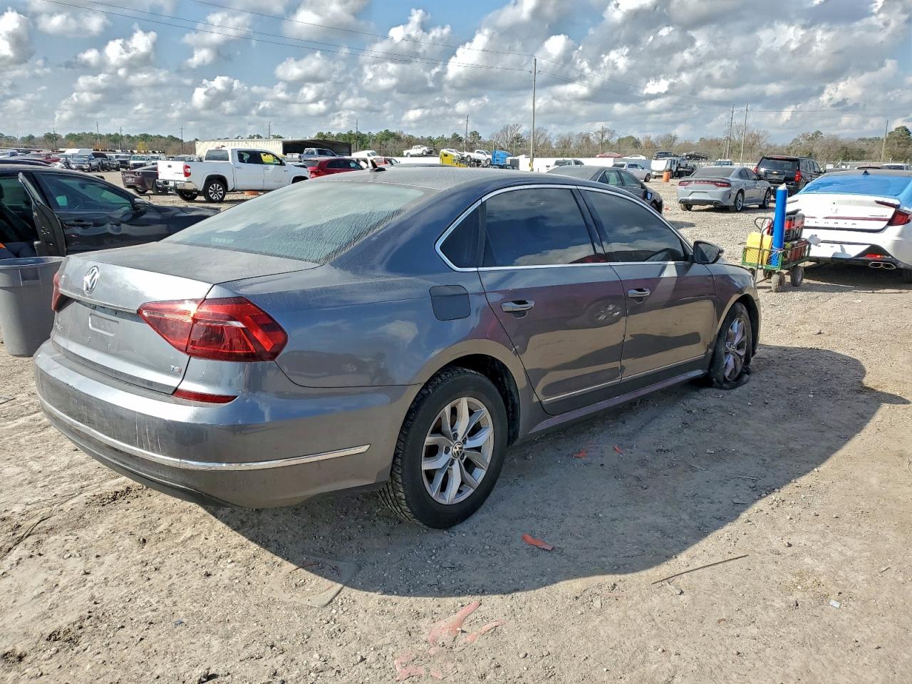 2017 VOLKSWAGEN PASSAT S photo 5