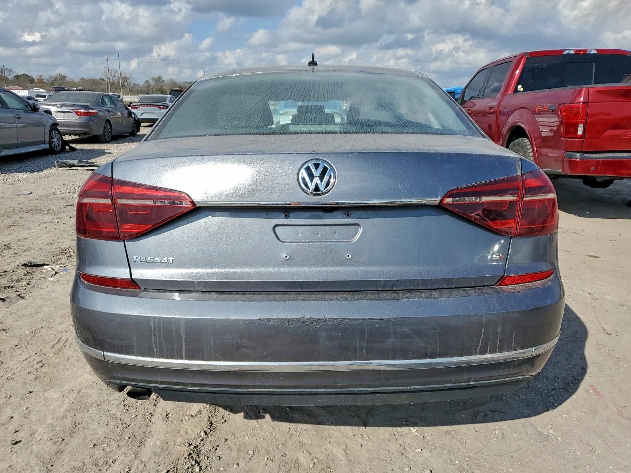 2017 VOLKSWAGEN PASSAT S photo 11