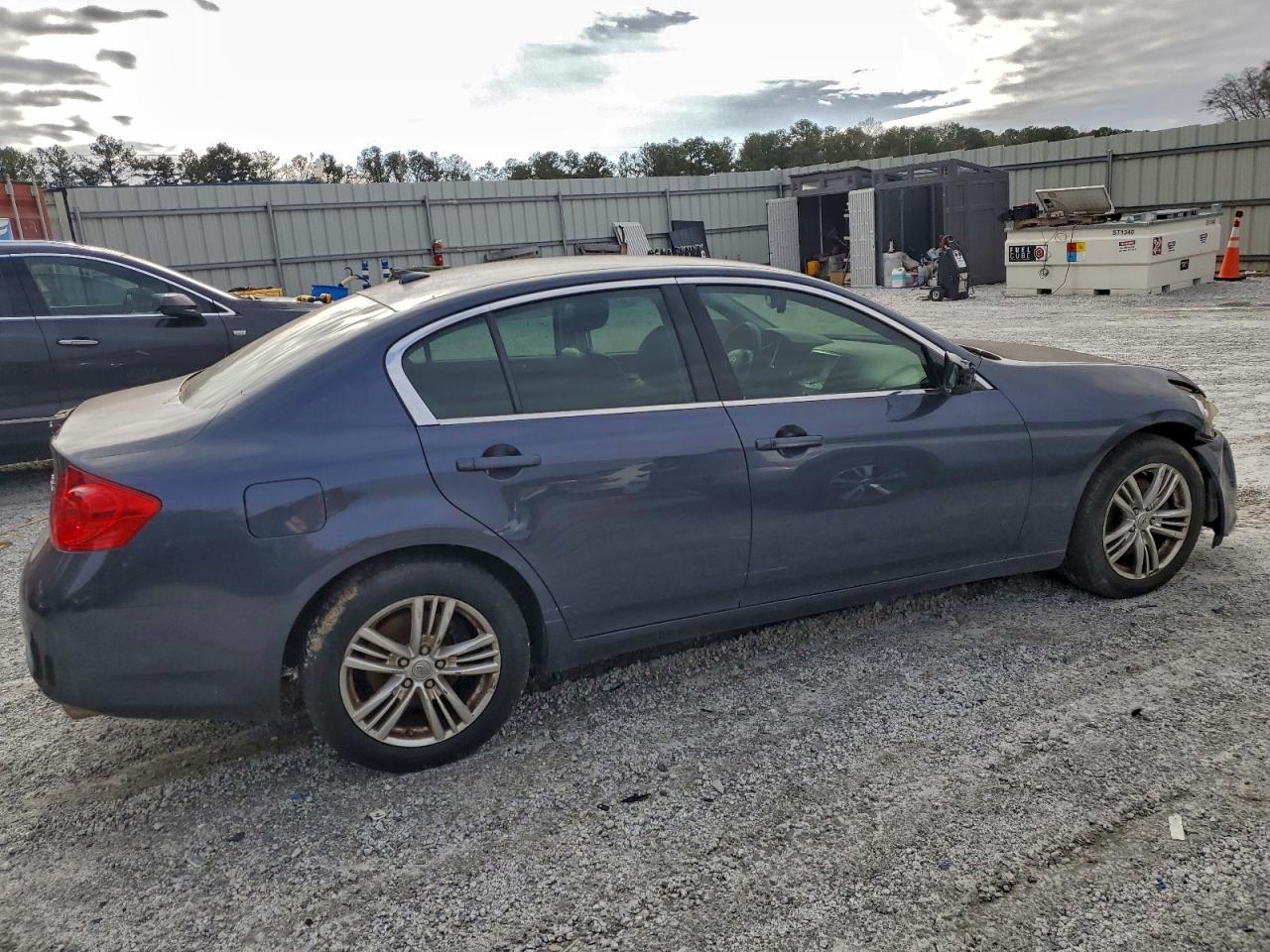 2010 INFINITI G37 photo 3