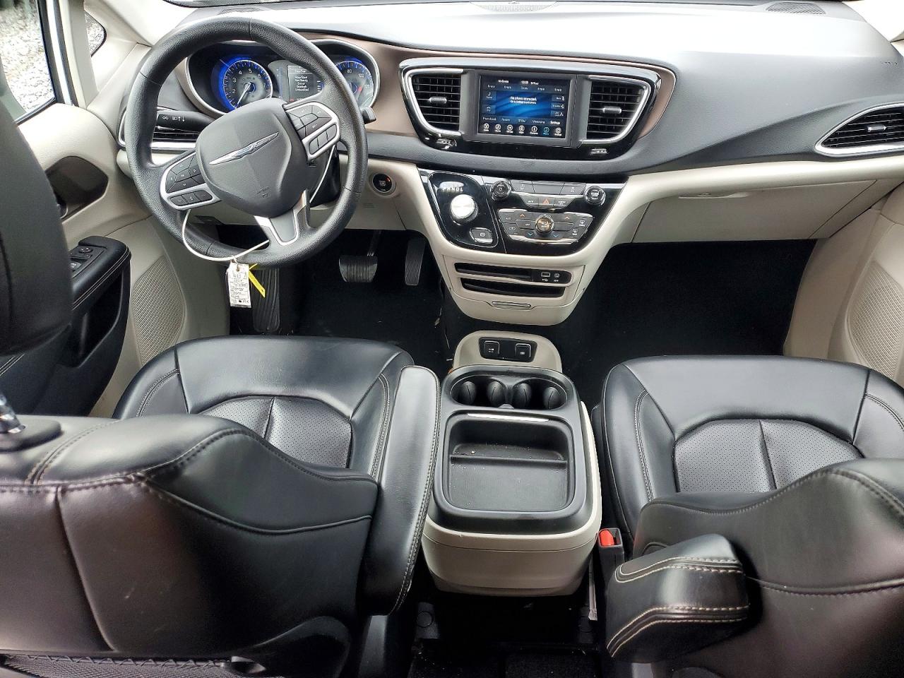 2020 CHRYSLER VOYAGER LXI photo 8