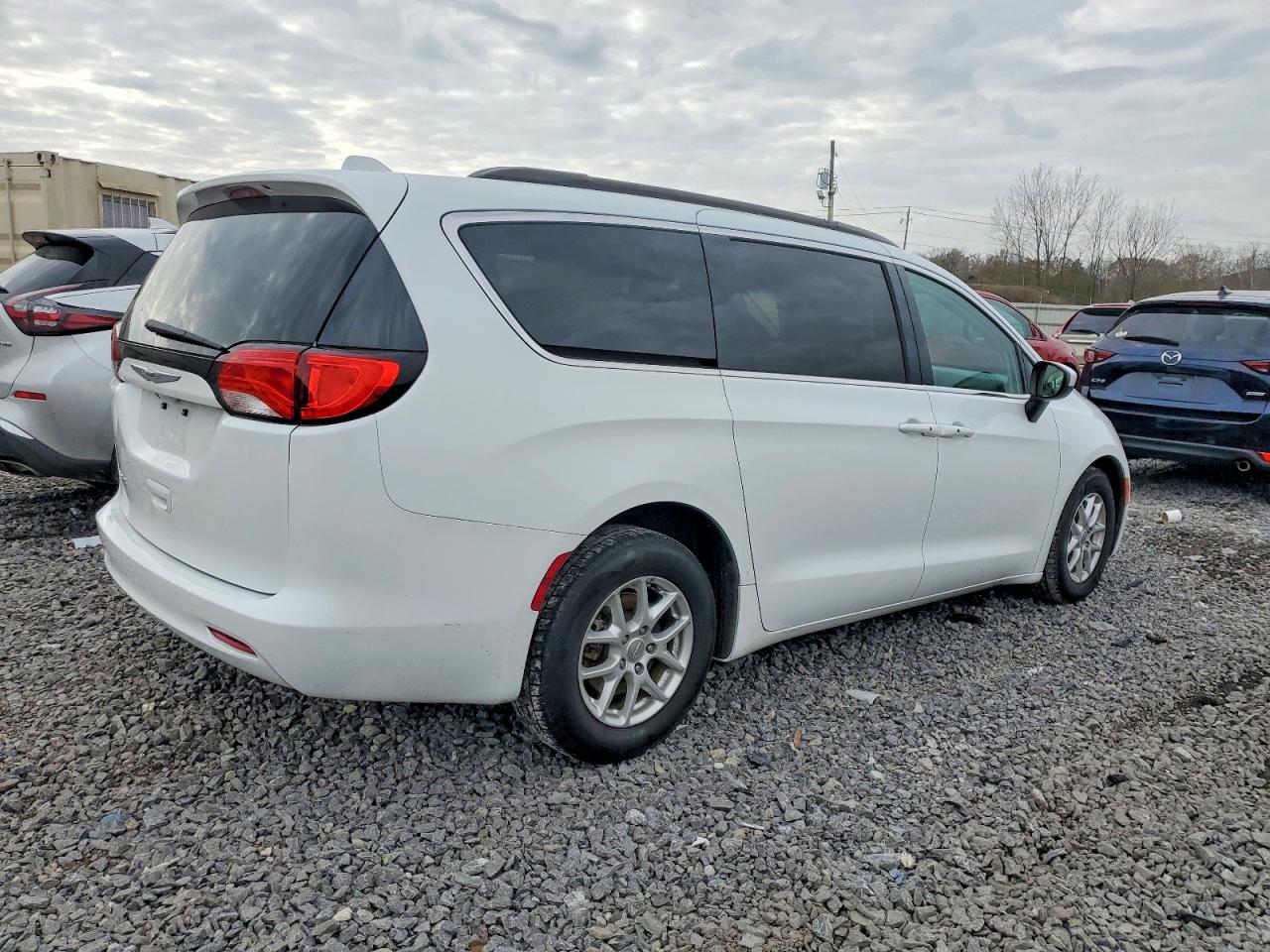 2020 CHRYSLER VOYAGER LXI photo 3