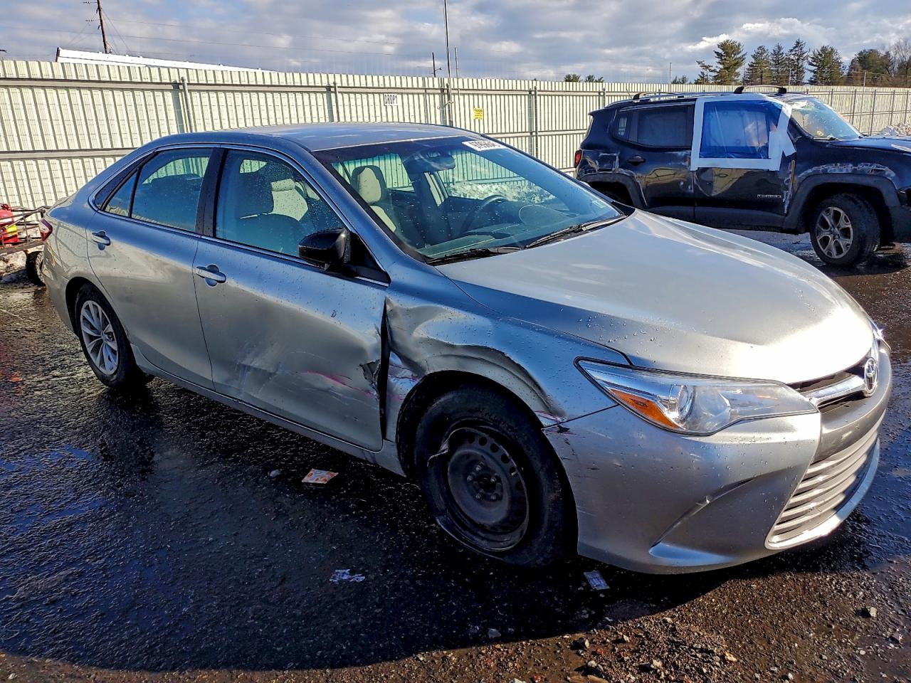 2015 TOYOTA CAMRY LE photo 4