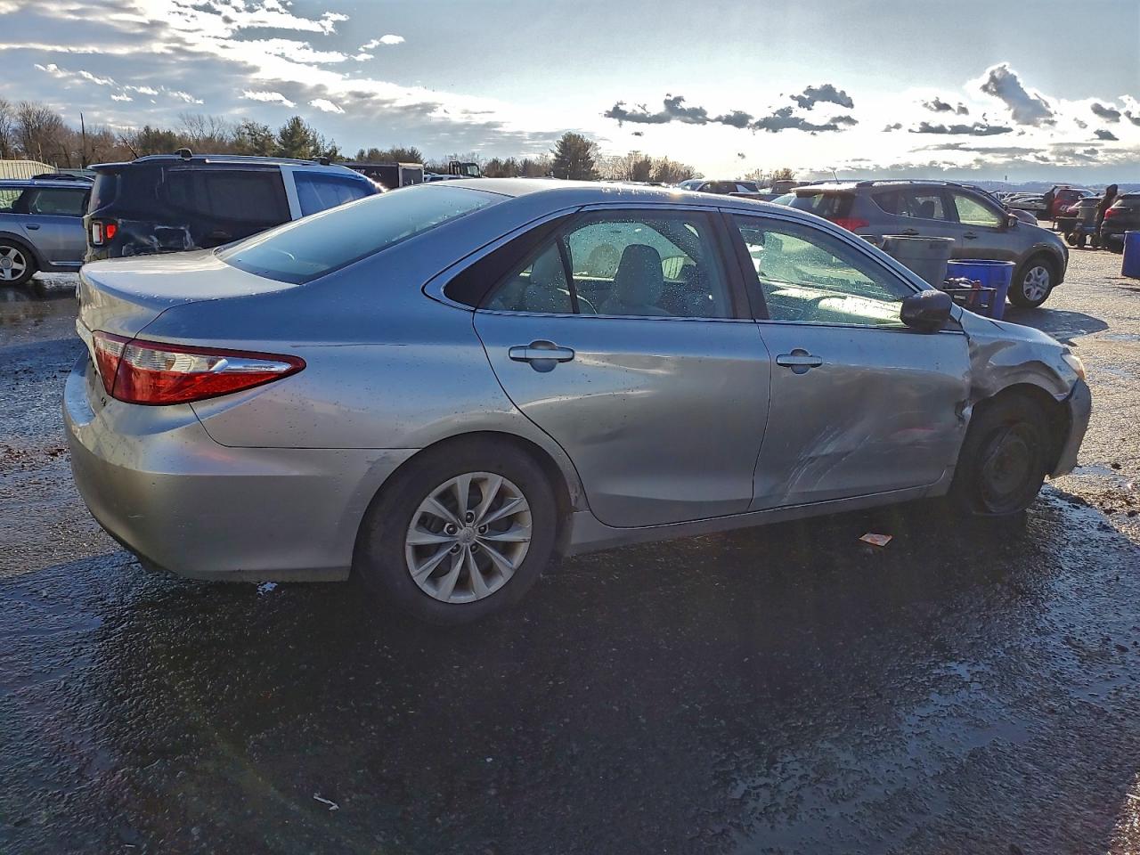 2015 TOYOTA CAMRY LE photo 3