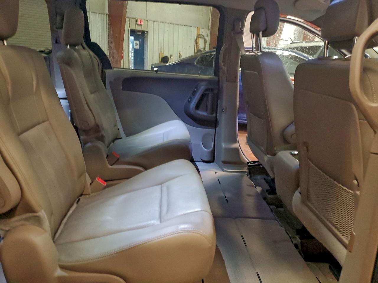 2015 CHRYSLER TOWN & COUNTRY TOURING L photo 11