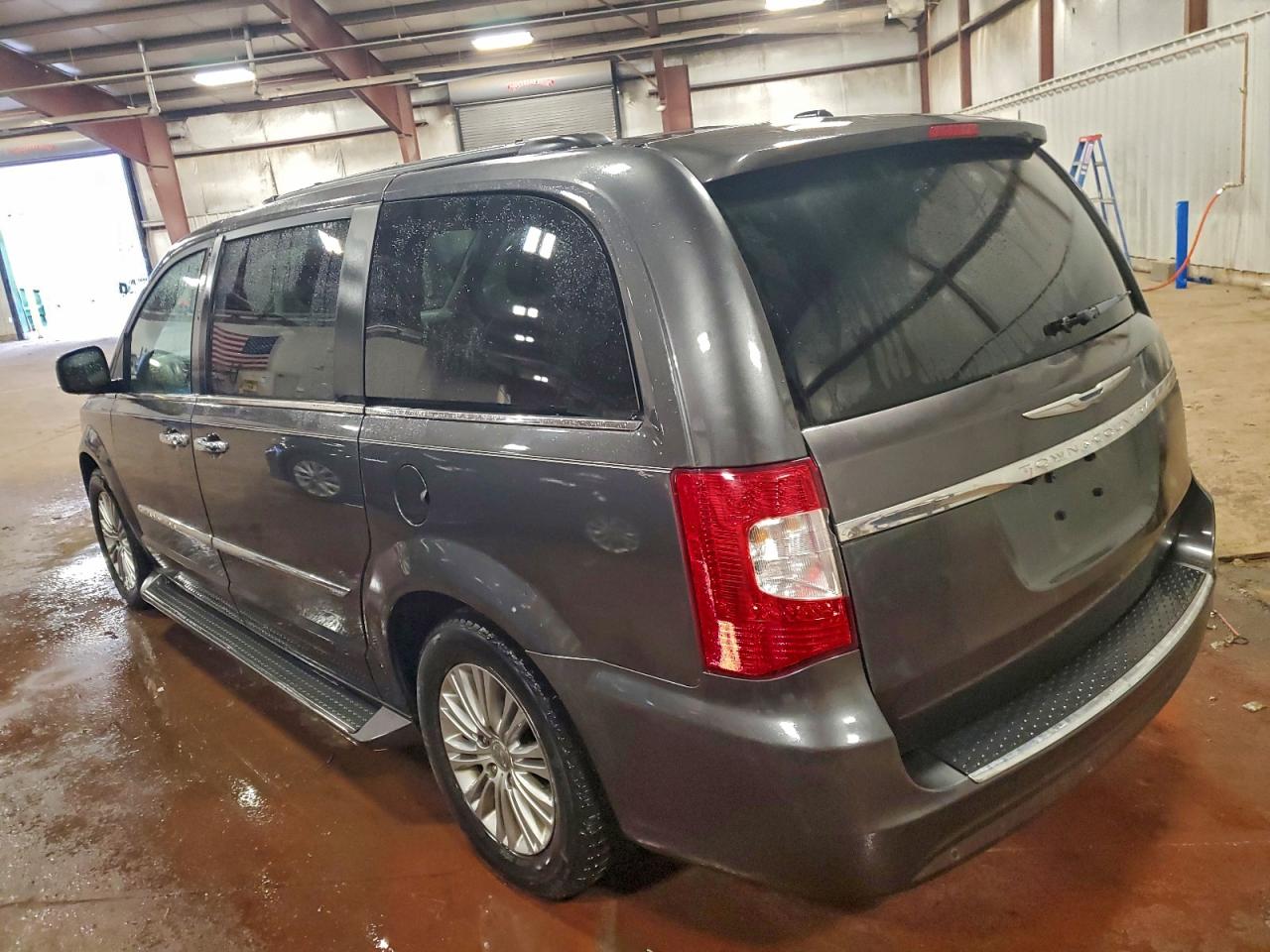 2015 CHRYSLER TOWN & COUNTRY TOURING L photo 2