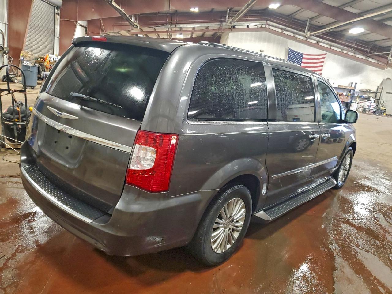 2015 CHRYSLER TOWN & COUNTRY TOURING L photo 3