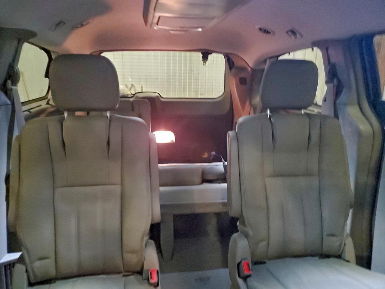 2015 CHRYSLER TOWN & COUNTRY TOURING L photo 10