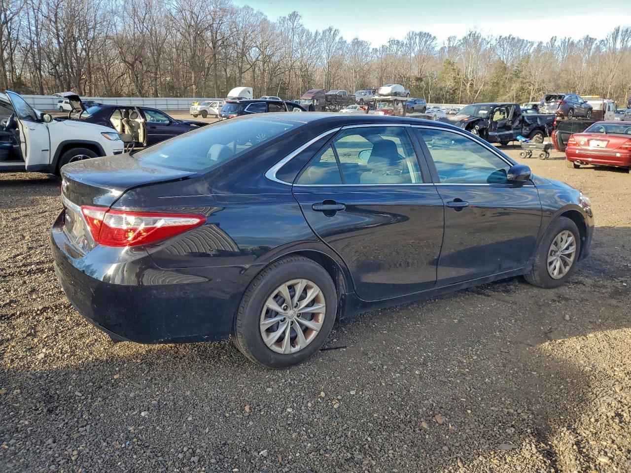2016 TOYOTA CAMRY LE photo 3